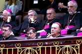 Un miembro del clero parece dar una cabezada durante el discurso del Papa en el Congreso de los Diputados