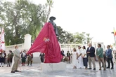Cartagena inmortaliza al Capitán Alatriste en homenaje a su escritor y paisano más ilustre