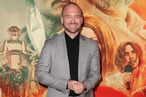 Sean Evans, el youtuber que pone en apuros a las celebridades mientras comen alitas de pollo con salsas picantes