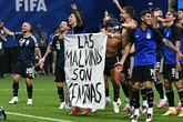 La pancarta que prohibió la FIFA y sacaron los jugadores de la albiceleste tras ganar a Inglaterra: "Las Malvinas son argentinas"