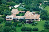 Así es Villa Certosa, la mansión de Berlusconi que estaría a punto de comprar la familia real de Qatar por 350 millones de euros: más grande que el Vaticano, con siete piscinas, helipuerto y un búnker nuclear