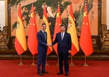 Sánchez juega a los palillos chinos