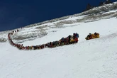 224 escaladores se juntan en la cima del Everest al mismo tiempo marcando un nuevo récord