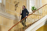Avance de 'La Promesa', capítulo 837 del martes 19 de mayo: Adriano se cae por las escaleras de palacio