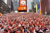 Times Square se convierte en un auténtico barco de remo vikingo con miles de aficionados de Noruega
