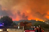 Una lengua de fuego devora la sierra en Burgohondo, Ávila