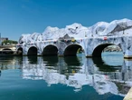 Una instalación del artista JR convierte el Pont Neuf de París en una gruta de 120 metros
