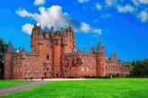 El vino "astringente" descubierto en el castillo de la Reina Madre de Inglaterra que se ha subastado por más de 300.000 dólares