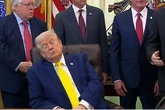 ¿Se duerme Donald Trump en esta rueda de prensa?