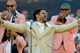 Bad Bunny convierte a su público en compañeros de fiesta puertorriqueña en Barcelona