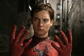 Tobey Maguire sucumbe a los encantos de la cantante Ice Spice y los pillan 'besándose' en una fiesta