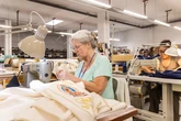 5.000 prendas para los siete días del Papa en España: la empresa de Zaragoza que confeccionó todo el vestuario de la visita de León XIV