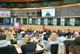 Sánchez se presenta en Bruselas como el garante de la democracia y la "confianza en el futuro" en plena ola de casos de corrupción