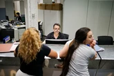 Cataluña tendrá que tramitar un cuarto de las solicitudes de regularización con sus comisarías al 80%