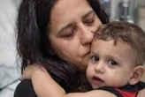 La madre de Domenico, el bebé que murió por un trasplante con un "corazón quemado", tras la suspensión de dos médicos: "Espero que quienes cometieron errores paguen lo que hicieron"
