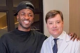 Así es la nueva cara de Vinícius tras su operación de armonización de mentón en Brasil
