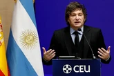 Milei arranca los aplausos del público al hacer referencia a las joyas de Zapatero en su discurso en la Universidad CEU San Pablo