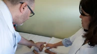 Un equipo de los hospitales Sant Joan de Déu y Clínic de Barcelona opera en el vientre materno a un feto que tenía los intestinos fuera del cuerpo