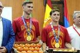Fabián y Gavi reciben su peso en tomates como homenaje por ganar el Mundial