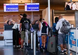 Bruselas pone orden en los 'extras' al billete de avión y enerva a las aerolíneas