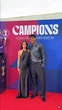 La respuesta de la novia de Lamine a las críticas, la foto del millón de likes de Karol G y la imagen que Ester Expósito ha compartido de sus vacaciones con Mbappé en Formentera, entre las fotos de este jueves