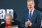 Felipe VI destaca la capacidad de Margaret Atwood para "leer nuestro tiempo, nuestras sociedades" en la entrega del premio de Poesía Joan Margarit