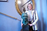 Nuria Ferrer Muñoz-Seca, la biznieta que ha heredado el talento de la astracanada: "El Rey Juan Carlos confundió a mis dos hijas con Leonor y Sofía"