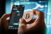 El aviso de la CNMV a los finfluencers y criptobros: "Puedes ser objeto de sanción por abuso de mercado"