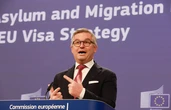 "No es una buena señal": el comisario europeo Brunner critica la regularización masiva de Sánchez mientras la UE endurece sus políticas migratorias