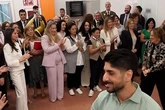 La reina Letizia se arranca con las palmas durante su encuentro con mujeres gitanas en Vallecas