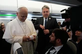 León XIV afirma que es del Real Madrid durante su llegada a España: "El Papa es para todos los equipos, pero Prevost es del Real Madrid"