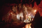 Rescatan a un espeleólogo herido en la cueva de Valporquero tras una compleja intervención