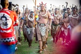 El rey Mswati III de Suazilandia, último rey absoluto de África, celebra con gran pompa sus 40 años en el trono rodeado de las 12 esposas que le quedan y de dirigentes internacionales
