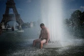 Tanto calor en París como en Abu Dabi... pero sin aire acondicionado