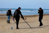 La Junta de Andalucía lo confirma: multas de hasta 150.000 euros por usar detectores de metales en las playas