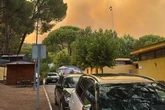 El camping de Pelayos de la Presa, dos caras divididas por una calle tras el paso del fuego: un lado salvado y otro, "devastado"