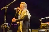 Miguel Ríos, abucheado en un concierto en Marbella por ponerse un pañuelo palestino