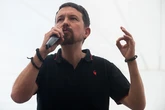 Pablo Iglesias celebra la boda de su amiga Inna Afinogenova en Belgrado: baile con los novios y Juan Diego Botto entre los invitados