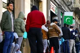El Supremo plantea paralizar la regularización masiva de inmigrantes por "colisionar contra la Unión Europea"
