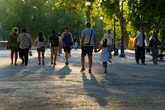 Las familias españolas reducen su tamaño al mínimo en las últimas tres décadas hasta los 2,4 integrantes y las que son numerosas se desploman un 73%