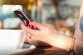 El cambio que afectará a todos los móviles a partir de 2027: baterías más fáciles de cambiar y reparables