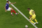 La falta de Mbappé a Unai Simón que le ha tirado al suelo en el Francia 0-2 España del Mundial
