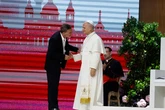 Antonio Banderas, ante el Papa en el Movistar Arena: "Confieso que soy víctima del hechizo de Dios"