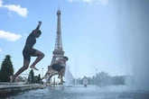 La Torre Eiffel adelanta su cierre este martes con media Francia en el nivel máximo de alerta por el calor