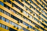 Muchos propietarios no lo saben: el aire acondicionado en la fachada puede acabar en multa de hasta 3.000 euros