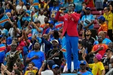 ¿Quién es Lumumba, el 'aficionado estatua' congoleño que acompaña a la selección nacional al Mundial y permanece inmóvil durante 90 minutos?
