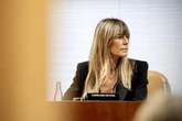 El juez Peinado abre juicio oral contra Begoña Gómez y le retira el pasaporte