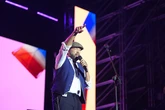 Llueve café sobre la Plaza de España de Sevilla: Juan Luis Guerra pone a bailar a 18.000 personas en el Icónica
