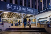 Muere un hombre tras caer al vacío desde una grada en el Madison Square Garden durante un concierto