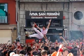 El chupinazo de Urgencias y la excomunión de los toros en plena ola de calor en Pamplona: "¡Viva San Fermín!"